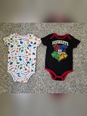 NWOT Licensed Harry Potter Hogwarts Onesie Set (2)